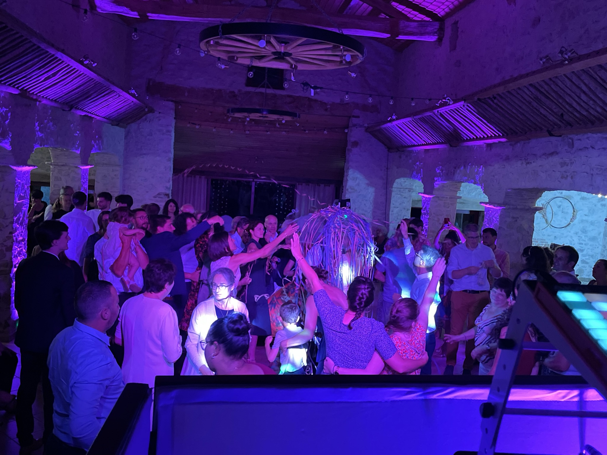 Réalisations DJ mariage en Vendée – mise en lumière architecturale de salle de réception