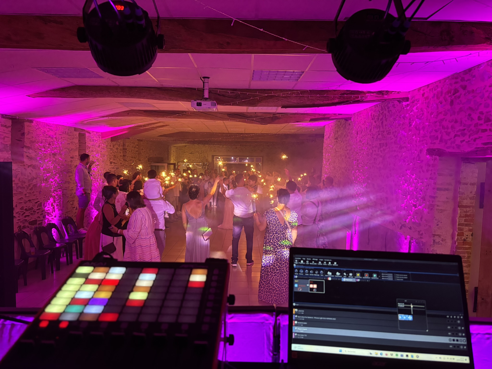Réalisations DJ mariage en Vendée – ouverture de bal avec éclairage romantique