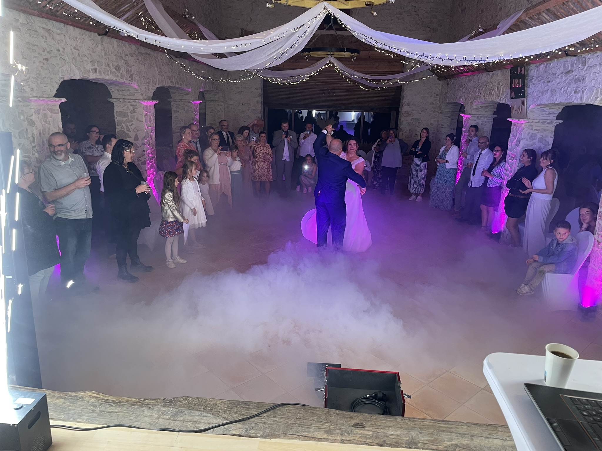 Effet fumée lourde pour ouverture de bal de mariage – prestation DJ en Vendée