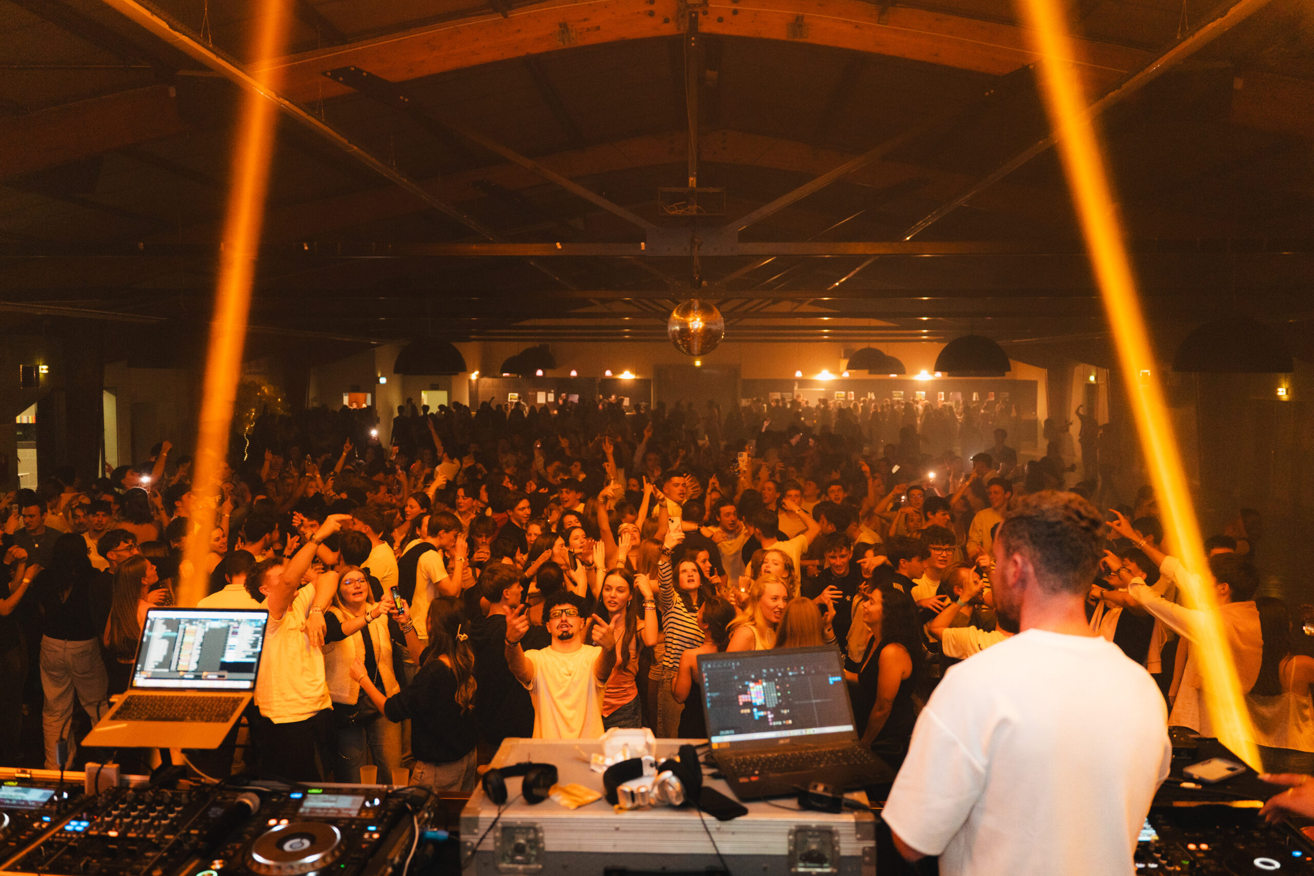 Réalisations DJ mariage en Vendée – soirée dansante et piste de danse animée