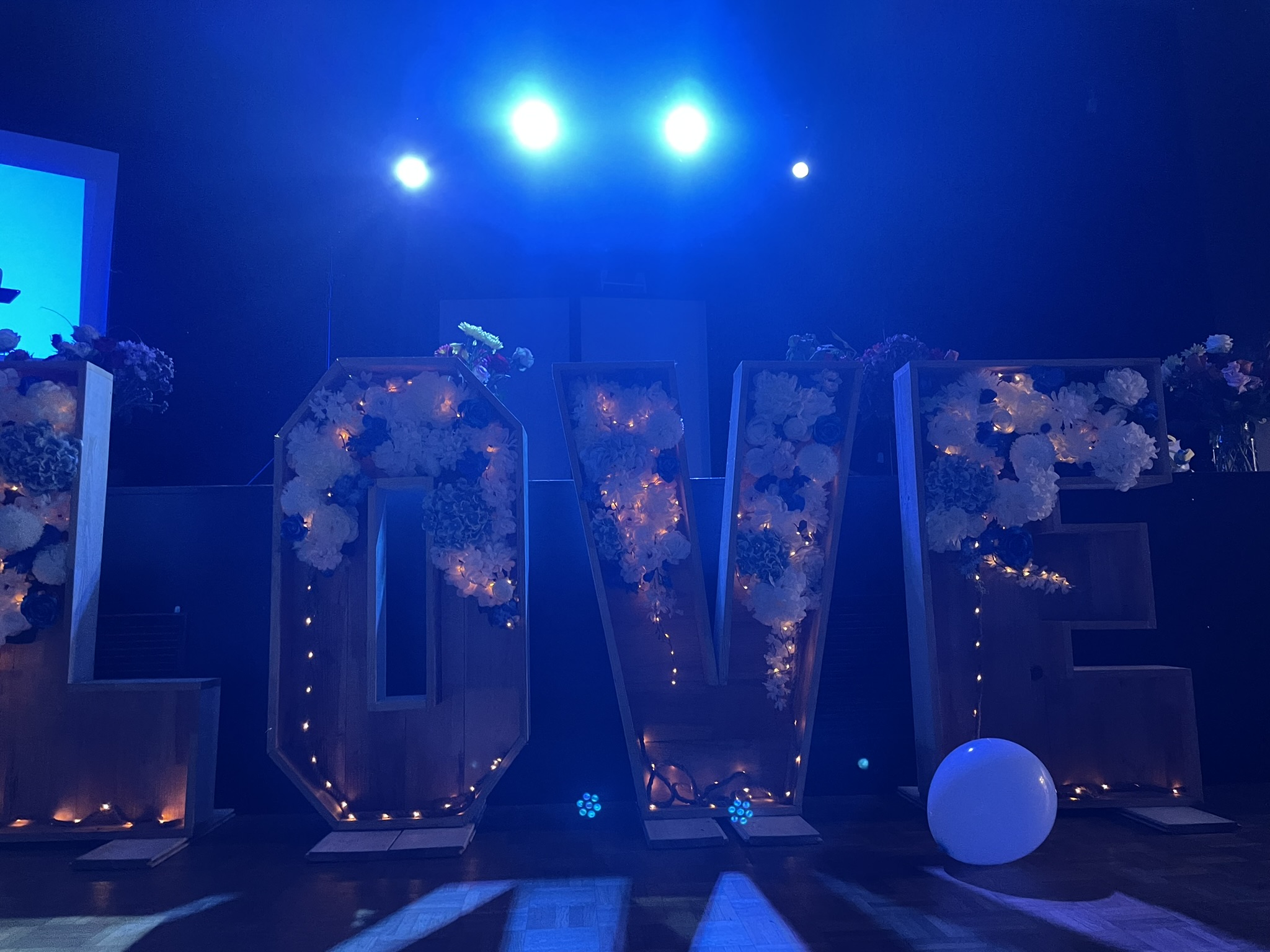 Lettres LOVE lumineuses pour un mariage en Vendée